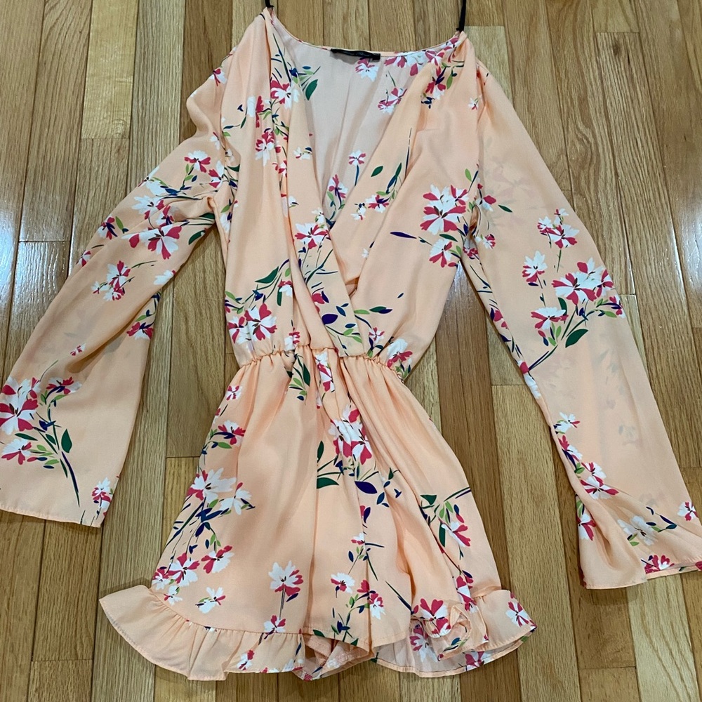 LIKE NEW Salmon / coral floral detail romper from Honey Punch never worn size S